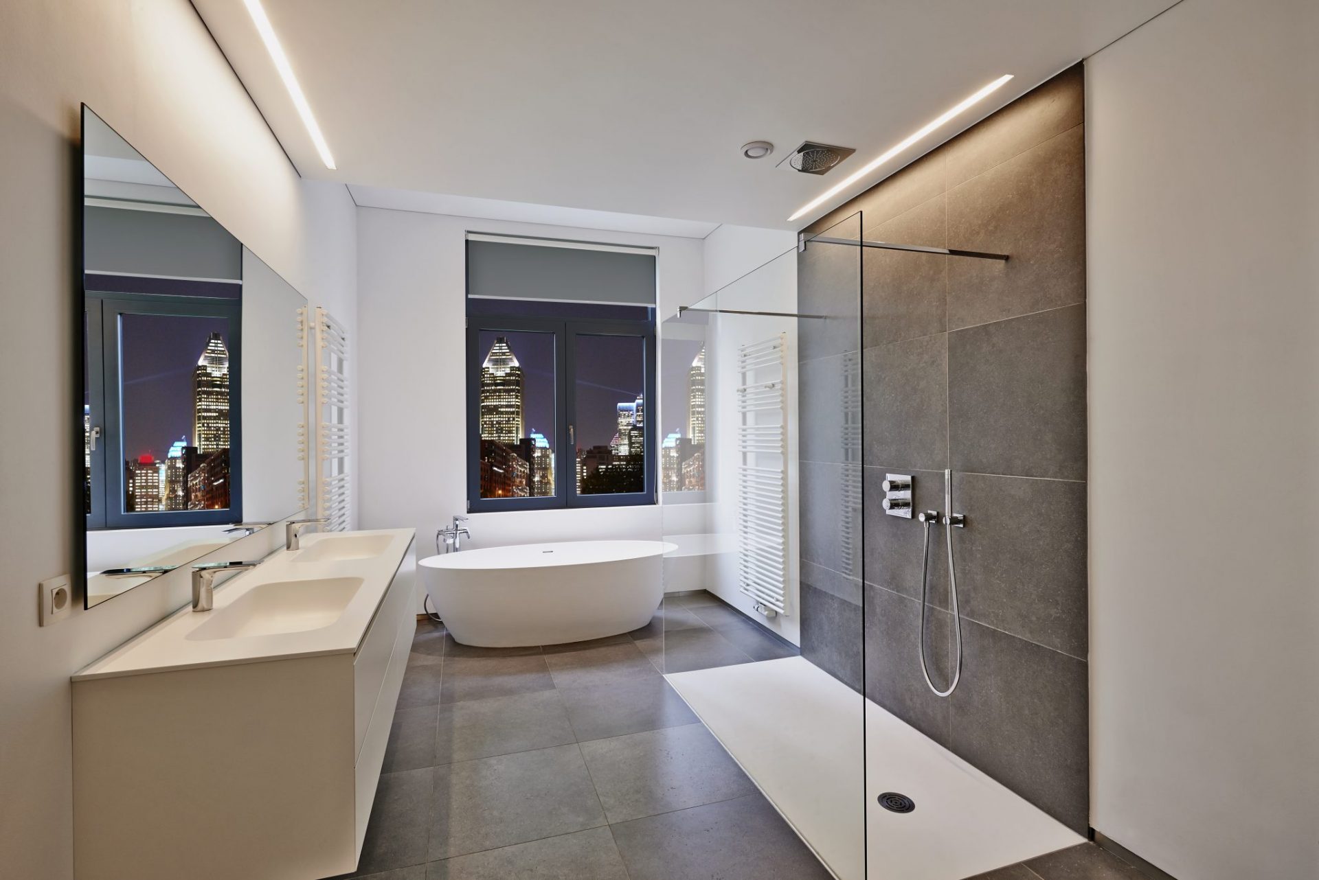 Bathtub In Corian Faucet And Shower In Tiled TPZJG2R